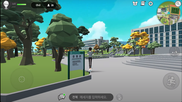 가상현실 '건국 유니버스'를 통해 캠퍼스를 둘러보고있는 건국대 학생 (출​​​​​처: https://www.youtube.com/watch?v=UlPxK8W7ViU)