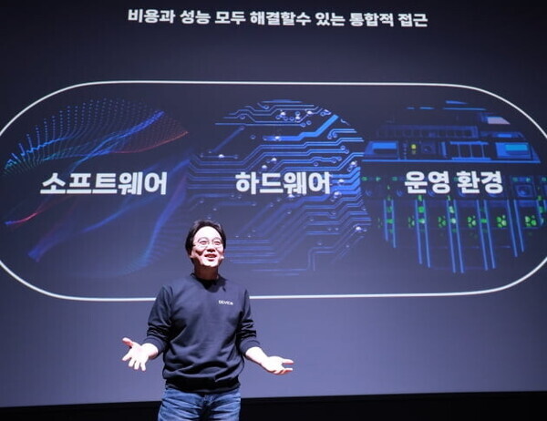 데뷰 컨퍼런스에서 하이퍼클로바X에 대해 소개하는 김유원 네이버클라우드 대표