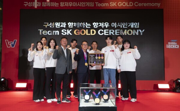 유영상 SK텔레콤 대표(사진 앞줄 왼쪽에서 3번째)가 자사 후원 아시안게임 국가대표 선수들과 함께 기념촬영을 하고 있다.(왼쪽부터 송세라, 김준호, 최인정, 헨리, 구본길, 제임스, 김정환, 황선우, 오상욱, 박혜정 순) 사진 =SK텔레콤