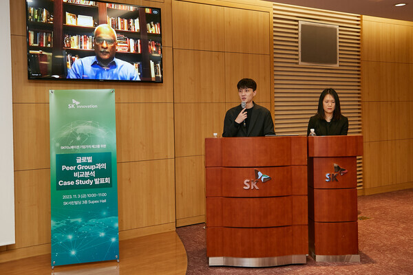 카난 라마스와미(Kannan Ramaswamy) 교수(왼쪽)가 3일 서울 종로구 SK서린빌딩에서 열린 ‘글로벌 피어(Peer) 그룹과의 비교분석 케이스스터디‘ 발표회에서 연구 결과를 발표하고 있다. 사진=SK이노베이션
