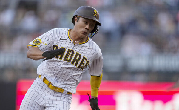 샌디에이고 파드리스의 김하성이 지난 8월 16일 미 캘리포니아주 샌디에이고의 펫코 파크에서 열린 2023 메이저리그 볼티모어 오리올스와의 경기 3회 말 안타 진루 후 산더르 보하츠의 중전 안타에 득점하기 위해 3루를 돌고 있다. 사진=뉴시스