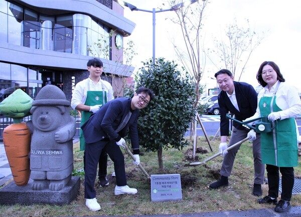 스타벅스 커뮤니티 스토어 7호점(제주세화DT점) 오픈을 기념하며, 기념식수 진행.(좌측 중앙 왼쪽부터) 환경재단 정태용 사무처장, 스타벅스 코리아 손정현 대표이사. 사진=스타벅스 코리아