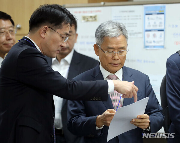김동철 한국전력공사 사장이 8일 세종시 정부세종청사에서 경영위기 극복을 위한 자구책과 전기요금 조정방안 발표를 앞두고 자료를 살펴보고 있다. 사진=뉴시스