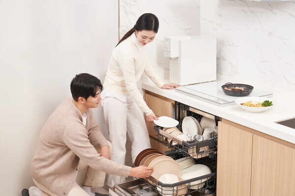 LG전자가  14일부터 내년 1월 31일까지 LG 주방가전만의 차별화된 고객경험과 편리함을 알리기 위해 전국 100개의 인기 숙소에서 이색 체험 마케팅 ‘LG 키친 트립’을 진행한다. 모델들이 충북에 위치한 숙소인 동락에서 LG 디오스 식기세척기, 인덕션, 와인셀러, 퓨리케어 정수기를 체험하고 있다. 사진=LG전자