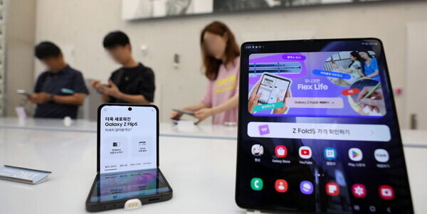 삼성전자가 갤럭시 언팩 2023에서 갤럭시 Z 플립 5, Z 폴드 5, 갤럭시 워치6 시리즈, 갤럭시 탭 S9 시리즈를 공개했다. 지난 7월 27일 서울 강남역 인근 '삼성 강남' 매장에서 고객들이 새로 공개된 제품을 체험하고 있다.사진=뉴시스