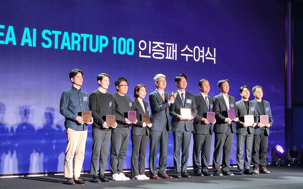 기념사진을 촬영하고 있는 김태영 CCO(왼쪽에서 세번째)