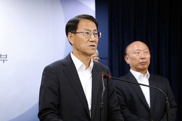 김성렬 새마을금고 경영혁신위원장이 14일 오후 서울시 종로구 세종대로 정부서울청사 3층 브리핑실에서 '새마을금고 경영혁신안'을 발표하고 있다. 사진=행정안전부