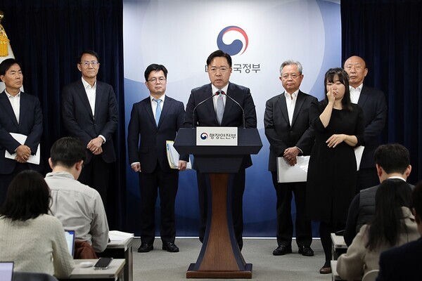최병관 행정안전부 지방재정경제실장이 14일 오후 서울시 종로구 세종대로 정부서울청사 3층 브리핑실에서 '새마을금고 경영혁신안 이행계획'을 발표하고 있다.