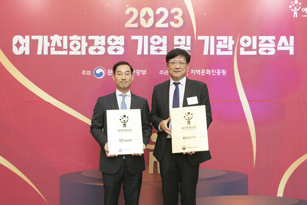 (왼쪽부터) KT넥스알 이호재 대표, KT엠모바일 채정호 대표 사진= KT