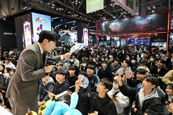 지스타 2023 넷마블관에서 신작 SF MMORPG ‘RF 온라인 넥스트(RF ONLINE NEXT)’의 ‘이벤트 모드’ 인플루언서 대전을 진행했다 사진=넷마블