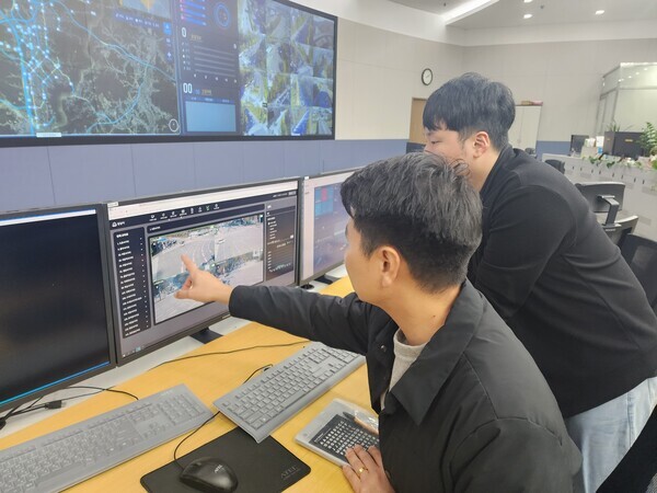성남시 종합상황실에서 교통 정보를 분석하는 모습 사진=SKT