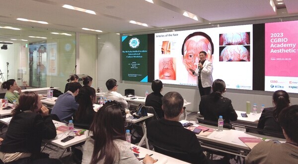 2023 CGBIO 아카데미 에스테틱 위크에서 이화의료아카데미 한승호 원장이 강의를 진행하고 있다.  사진=시지바이오