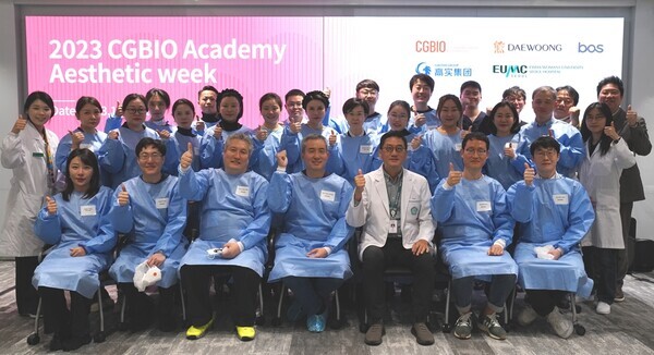 2023 CGBIO 아카데미 에스테틱 위크에 참석한 의료진들이 단체 기념 촬영을 진행하고 있다. 사진=시지바이오