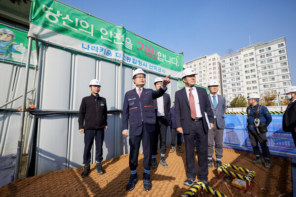 권남주 캠코(한국자산관리공사) 사장이 11월 23일(목) 나라키움 대전통합청사 건설 현장에서 시공사, 사업관리단 등 관계자들과 겨울철 안전사고 예방을 위한 특별 안전점검을 실시했다. 사진=캠코