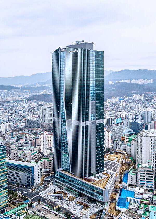 롯데건설이 시공해 인공지반녹화대상에서 환경부장관상을 차지한 G-Tower.