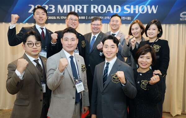 ‘2023 MDRT 로드쇼’에 참석한 한국MDRT협회 21기 리소스개발분과 관계자들과 MDRT 그레고리 개그니 회장(뒷줄 중앙)가 기념사진을 찍고 있다. 사진= 한국MDRT협회