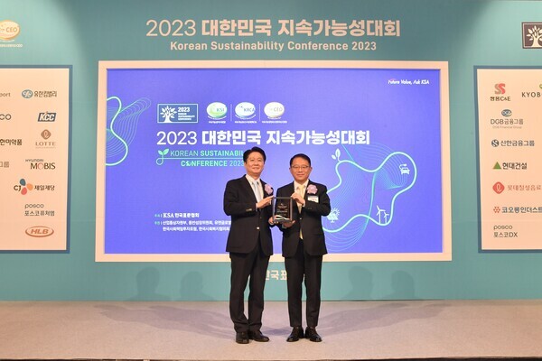 삼성서울병원은 '2023대한민국 지속가능성 대회'에서 종합병원 최초로 '대한민국 지속가능성지수 (KSI)'와 '지속가능성보고서상(KRCA)' 등 2개 부문을 수상했다고 밝혔다. 사진 왼쪽은 이형배 삼성서울병원 행정부원장  사진=삼성서울병원ㅝㄴ