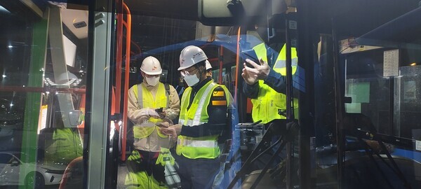 SKT는 과기정통부와 NIA가 주관한 버스공공와이파이 5G 전환 사업의 2,3차 사업을 맡아 전국 16여개 지자체의 시내버스 와이파이 장비 구축을 12월초 완료했다고 밝혔다.  SKT 구성원들이 버스 와이파이 중계기를 구축하는 현장 모습.  사진=SKT