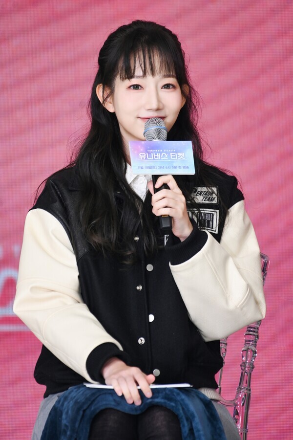 SBS 유니버스티켓 제작발표회 MC를 보는 소슬지. 사진=펀한엔터테인먼트