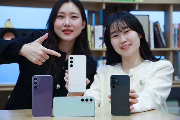 LG유플러스가 오는 8일부터 삼선전자의 새로운 스마트폰 ‘갤럭시 S23 FE’를 구매 및 개통할 수 있다고 7일 밝혔다. 사진은 갤럭시 S23 FE를 소개하는 LG유플러스 모델의 모습. 사진=LG유플러스