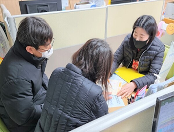 영등포구가 관내 취약게층 임산부와 영유아의 영양관리 지원을 위해 진행하는 펼치고 있는 '영양플러스' 사업으로 일환으로 '개별 상담(가정방문 상담)'을 진행하고 있는 모습. 사진=영등포구청