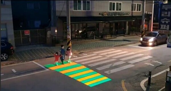 넥스톰이 출시한 LED 안심 횡단보도 교통안전장치 '세이프존' 활용도. 사진=넥스톰