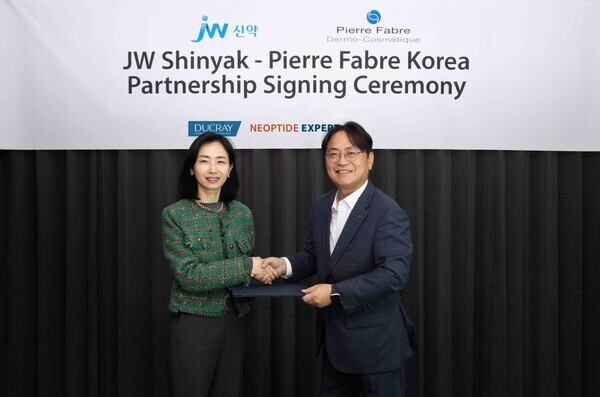 김용관 JW신약 대표이사(사진 오른쪽)와 전현진 피에르파브르 코리아 대표이사(사진 왼쪽)가 계약 체결 후 기념촬영을 하고 있다. 사진=JW신약