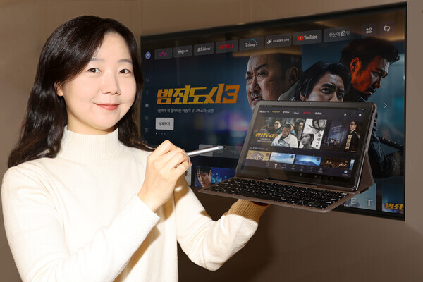 LG유플러스 직원이 U+tv 프리4 LE를 소개하고 있는 모습이다. 사진=LG유플러스