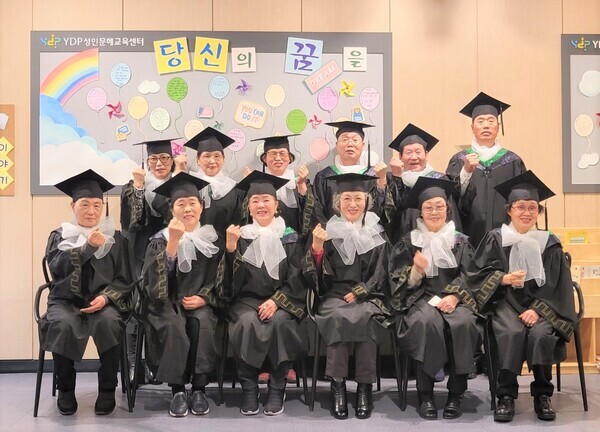 늘푸름학교 초중등과정 졸업생들의 단체사진을 찍고 있다. 사진=영등포구청