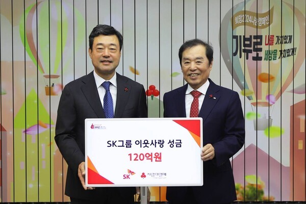 지동섭(왼쪽) SK수펙스추구협의회 SV위원장이 11일 서울 중구 정동 사회복지공동모금회를 찾아 김병준 회장(오른쪽)에게 성금을 전달하고 기념촬영을 하고 있다. 사진=SK그룹제공