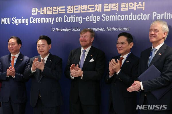 네덜란드를 국빈 방문한 윤석열 대통령과 빌럼 알렉산더르(왼쪽 세번째) 국왕이 12일(현지시간) 벨트호벤 반도체장비 생산기업인 ASML 본사에서 열린 한-네덜란드 정부 및 기업간 MOU 체결식을 마친 뒤 최태원(왼쪽) SK 회장, 이재용(왼쪽 두번째) 삼성전자 회장, 피터 베닝크(맨 오른쪽) ASML 회장과 기념촬영을 하고 있다. 사진=뉴시스