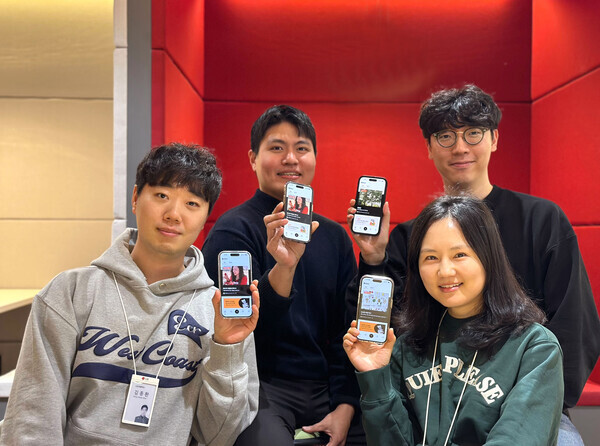 LG유플러스의 일상기록 SNS 플랫폼 ‘베터(Better)’가 구글의 ‘2023 올해를 빛낸 앱’으로 선정됐다. 출시 9개월만에 누적 다운로드 13만건, 누적 기록 10만4000여건을 넘어서는 성과도 거뒀다.  구글플레이가 개최한 '올해를 빛낸 앱' 시상식에서 '올해를 빛낸 숨은 보석 앱' 최우수상을 수상하고 기념사진을 촬영하고 있는 모습. 사진=LG유플러스