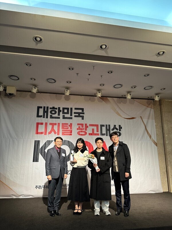 KT그룹 디지털 광고대행사 플레이디가 ‘2023 대한민국 디지털 광고 대상’에서 ‘검색 퍼포먼스’ 부문 대상을 수상했다고 15일 밝혔다. 플레이디는 지난해 ‘통합 퍼포먼스’ 부문에서 대상을 수상한 데 이어 올해 롯데면세점 캠페인으로 ‘검색 퍼포먼스’ 대상을 수상하며 퍼포먼스 마케팅 경쟁력을 다시 한번 입증했다. 대한민국 디지털 광고대상 플레이디 수상자 사진=KT그룹