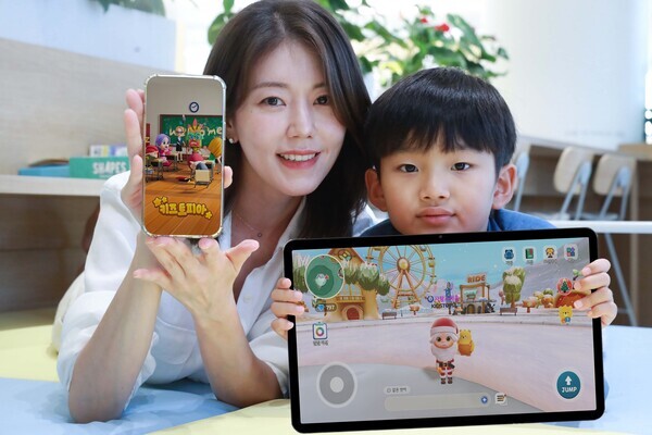 LG유플러스는 자사의 어린이 특화 메타버스 서비스인 ‘키즈토피아(KidsTopia)’가 국내외 가입자 20만명을 돌파했다고 20일 밝혔다. 사진은 LG유플러스 모델이 키즈토피아를 소개하는 모습. 사진=LG유플러스