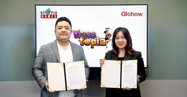 계약 체결식에 참석한 유토피아게임즈 박준영 대표(왼쪽). 글로하우 김현진 대표가 기념 촬영을 하고 있다. 사진=유토피아게임즈.