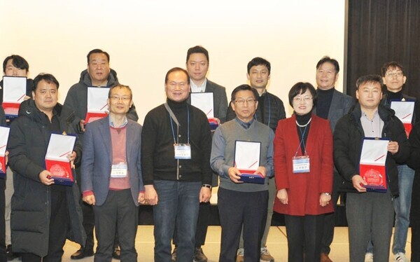20일 경기자동차과학고 도제역량강화 산학협력 워크숍에 참석한 관계자들이 기념촬영에 임한 모습이다. 사진 = 이은재 기자