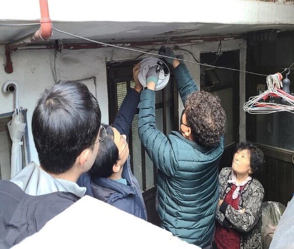 영등포구 빗물펌프장 직원들이 관내 거주 취약계층 가구의 전등을 교체하고 있는 모습. 사진=영등포구청