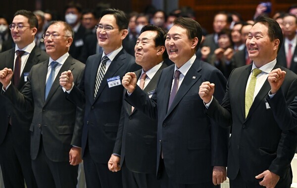 윤석열 대통령이 지난 1월2일 오후 서울 강남구 코엑스에서 열린 2023 경제계 신년인사회에서 기념촬영을 하고 있다. 사진 = 뉴시스
