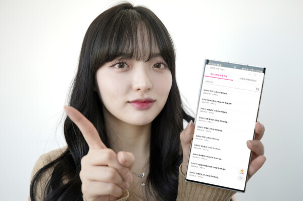 LG유플러스는 자사 모바일 서비스를 사용하는 고객을 대상으로 스미싱·보이스피싱 등 민생사기 피해를 주의하고 예방 방법을 안내하는 고객 안내활동을 추진한다고 27일 밝혔다. 사진은 LG유플러스 직원이 유플러스닷컴 내 ‘최신 스미싱 유형 및 피해 예방 정보’를 소개하고 있는 모습. 사진=LG유플러스