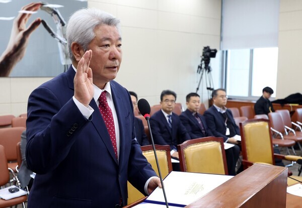 김홍일 방통위원회 위원장 후보자가 국회 인사청문회에서 선서하는 모습이다. 사진 = 뉴시스