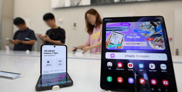 삼성전자가 갤럭시 언팩 2023에서 갤럭시 Z 플립 5, Z 폴드 5, 갤럭시 워치6 시리즈, 갤럭시 탭 S9 시리즈를 공개했다. 지난 27일 서울 강남역 인근 '삼성 강남' 매장에서 고객들이 새로 공개된 제품을 체험하고 있다. 사진=뉴시스
