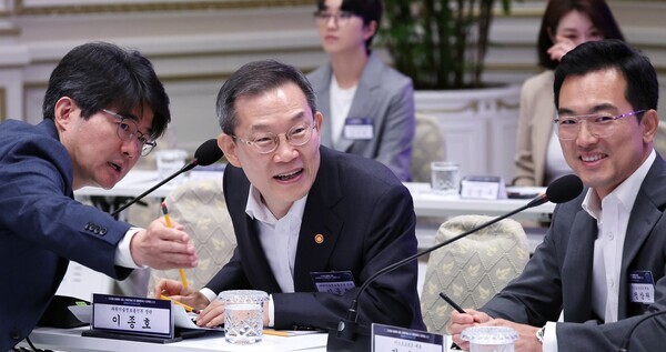 이종호 과학기술정보통신부 장관이 지난 9월13일 청와대 영빈관에서 열린 제20차 비상경제민생회의 겸 대한민국 초거대 AI 도약 회의에 참석했다. 사진 = 뉴시스