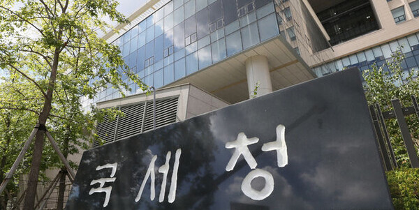 국세청은 오는 12일부터 부가가치세 확정신고 시 '세금계산서를 발급하는 간이과세자' 165만명에 대한 세금비서 서비스를 제공한다. 사진=국세청