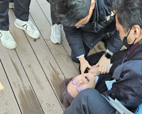 더불어민주당 이재명 대표가 2일 부산을 방문해 백브리핑 도중 피습 당해 목에서 피가 흐르고 있다.