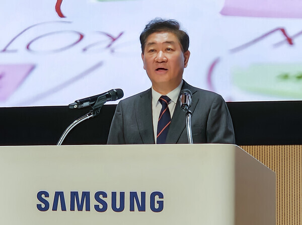 삼성전자가 2일 수원 디지털 시티에서 개최한 '2024년 시무식'에서 한종희 대표이사 부회장이 신년사를 하고 있다. 사진=삼성전자