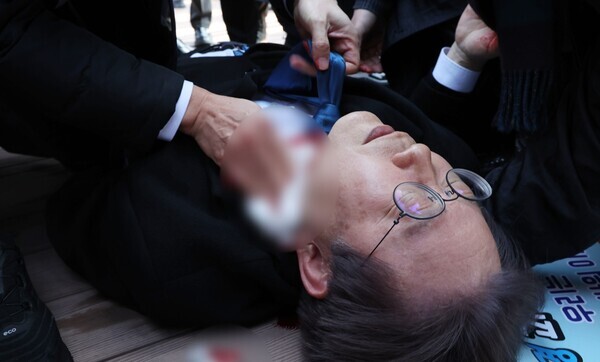 이재명 더불어민주당 대표가 2일 오전 부산 강서구 대항전망대를 방문해 가덕신공항 건설 예정지를 둘러본 뒤 흉기 피습을 당해 쓰러져 있다. 사진 = 뉴시스