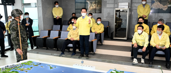 유정복 인천광역시장이 2022년 10월 북한 포격과 관련해 대연평도 연평평화전망대에서 안보상황을 점검하고 있다. 사진=인천광역시