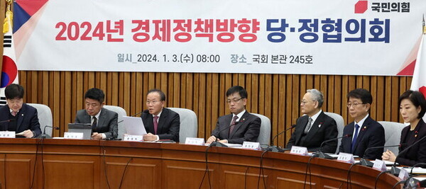 윤재옥 국민의힘 원내대표가 3일 오전 서울 여의도 국회에서 열린 2024년 경제정책방향 당정협의회에서 발언을 하고 있다. 사진=뉴시스