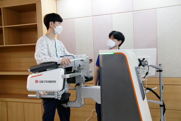 갑을구미재활병원 보행재활로봇시스템 모닝워크. 사진=KBI그룹