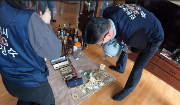 오메가(Ω) 추적 징수반 가택수사 모습. 사진=인천광역시